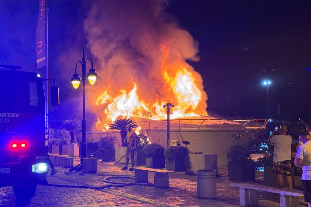 Яхта горит в Будве