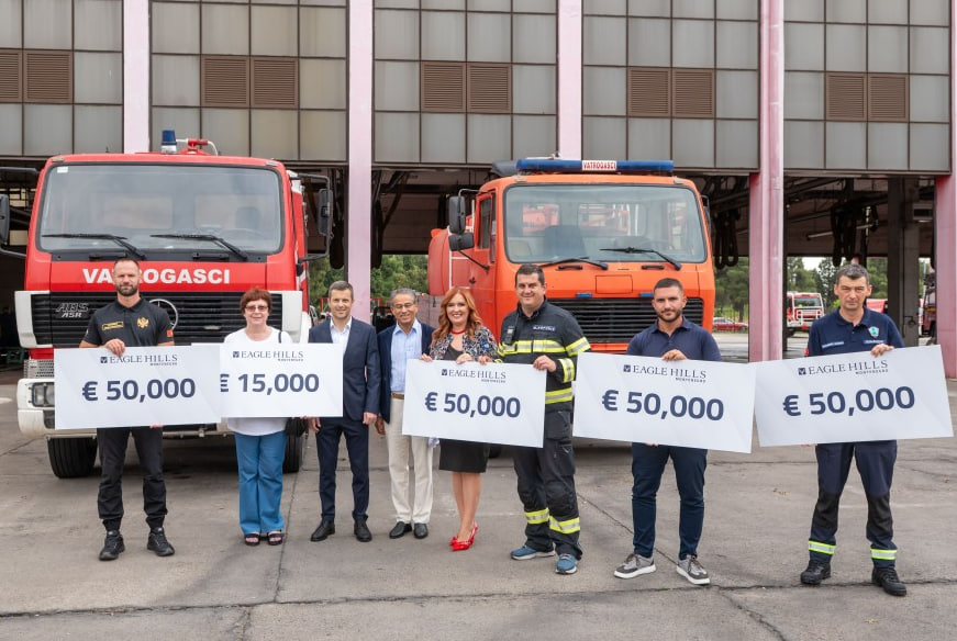 Пожарные Черногории получают пожертвование от компании Eagle Hills