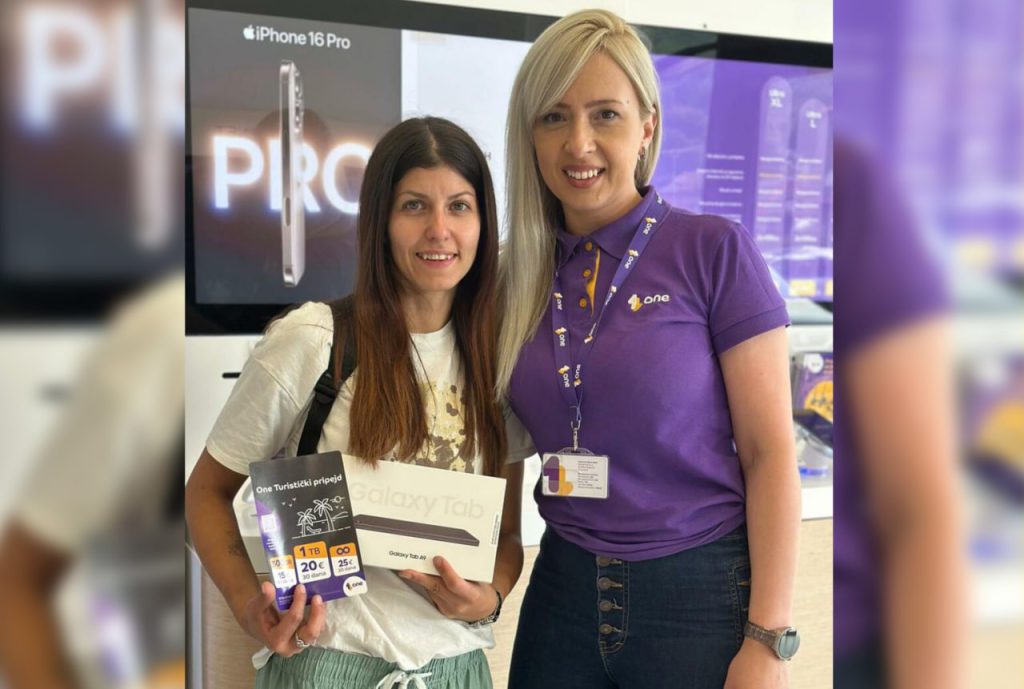 Девушка получает планшет в подарок