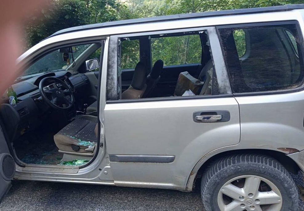 Автомобиль с разбитыми боковыми стеклами