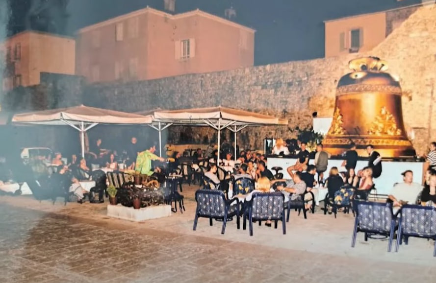 Кафе у колокола в районе стен Старого города Будвы