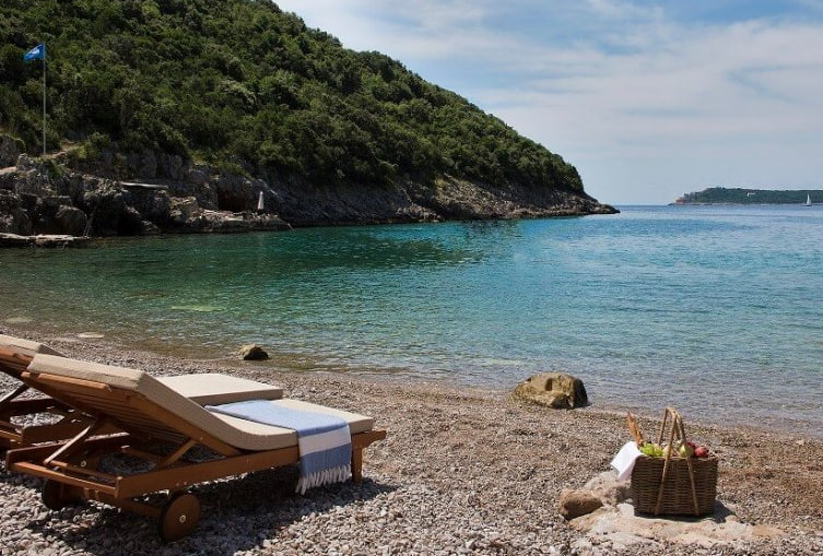 Лежаки на берегу моря