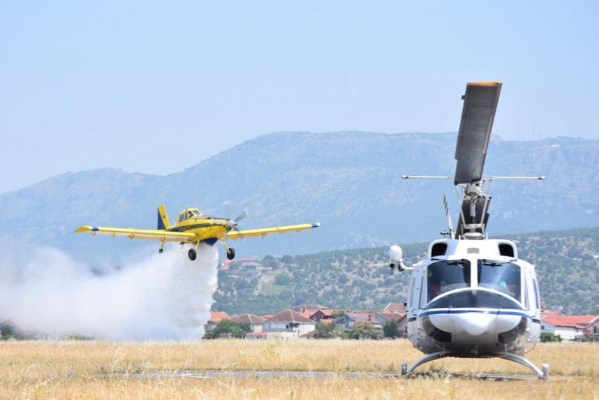 Пожарный самолет и вертолет в Черногории