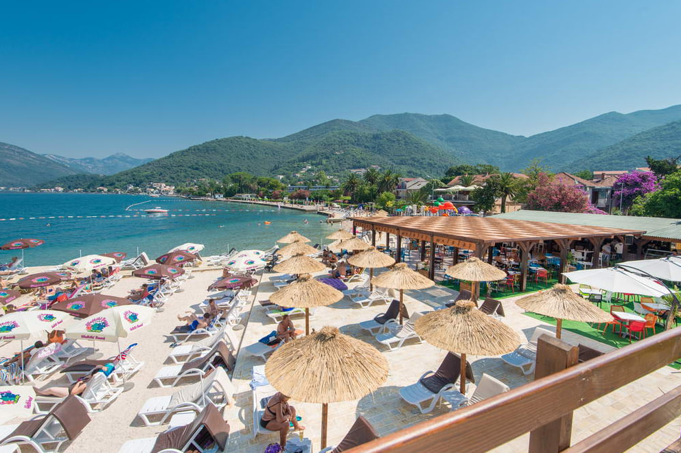 Пляж с лежаками