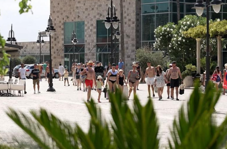 Туристы в Будве