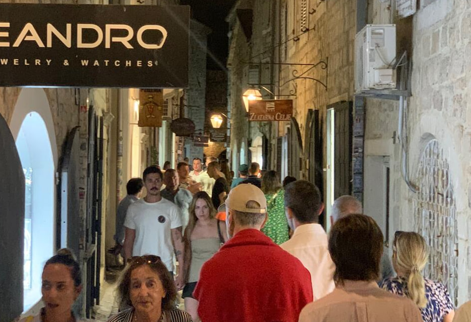 Туристы в Старом городе Будвы