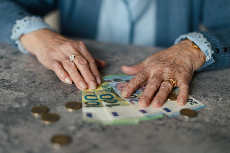 Пожилая женщина держит евро банкноты