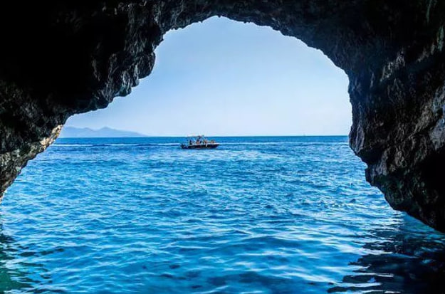 Голубая пещера в Черногории