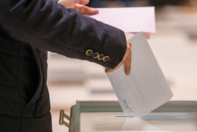 Бюллетень отправляют в урну для голосования