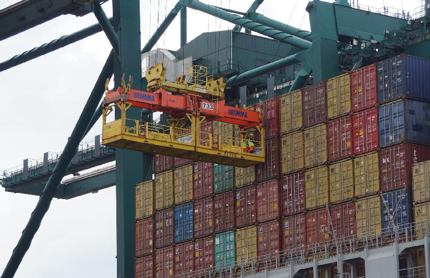 Морские контейнеры в порту