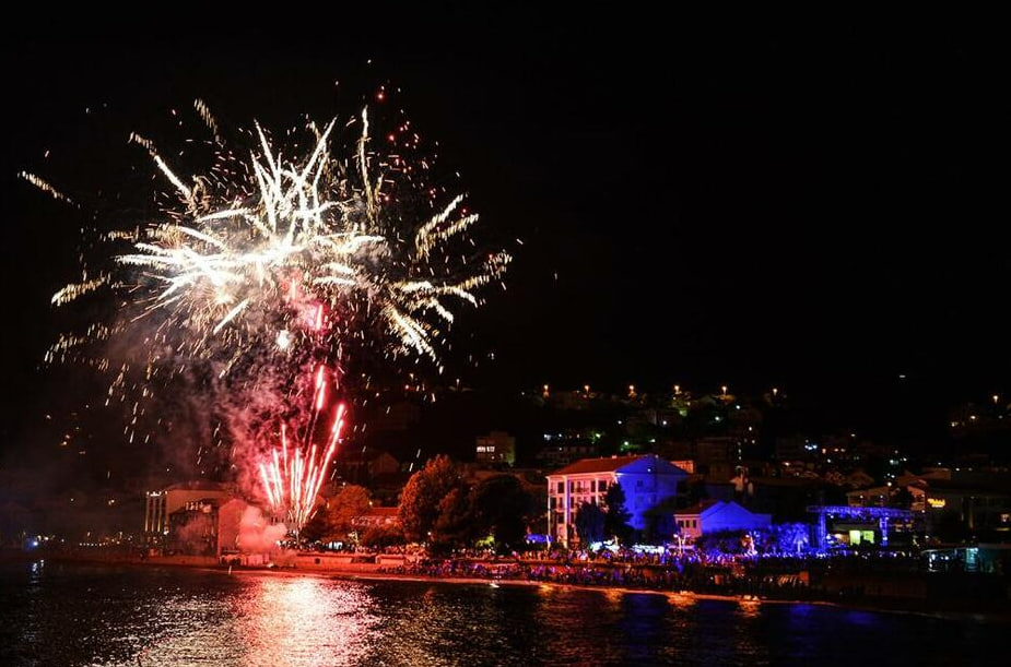 Салют на набережной Петроваца