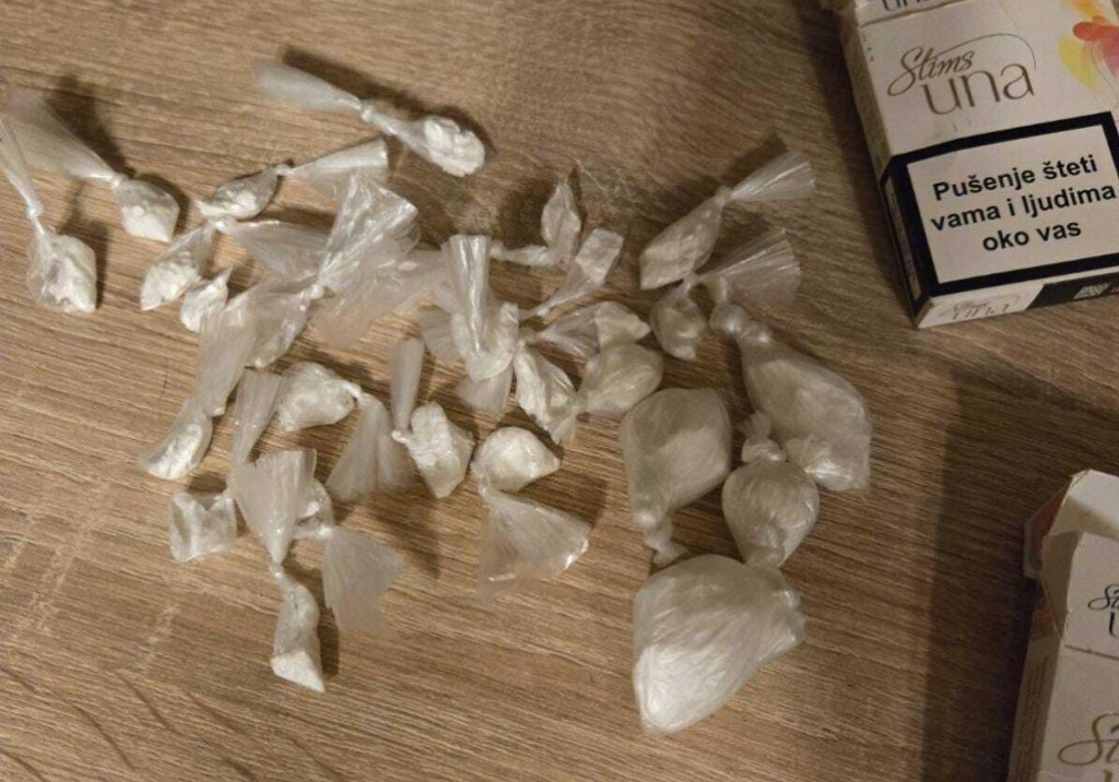 Изъятые свертки кокаина на столе