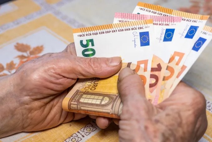 Банкноты евро в руках