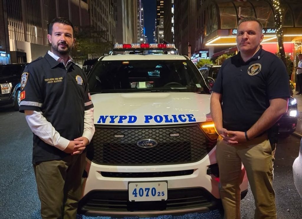 Яков Милатович с полицейским Нью-Йорка Амелом Чириковичем