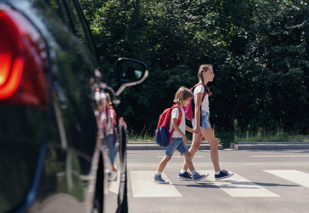 Ученики переходят дорогу