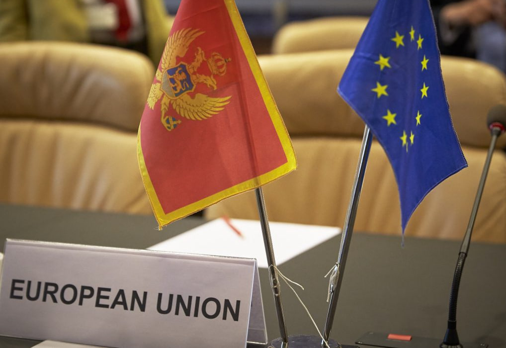 Флаги Черногории и Евросоюза
