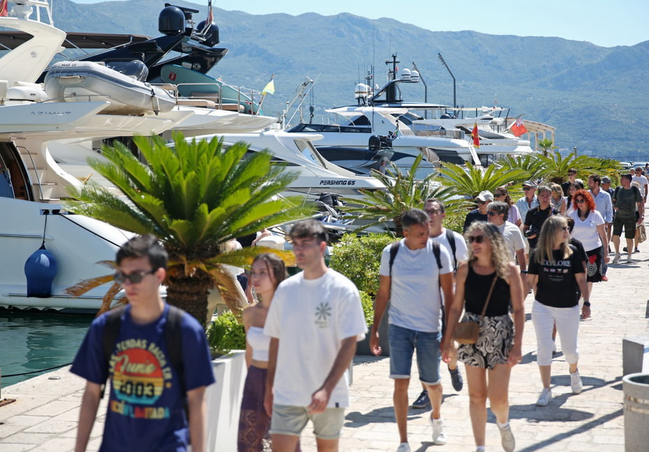 Туристы в Будве