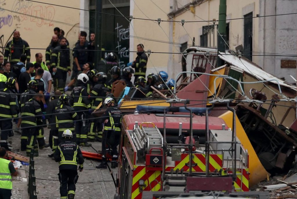 Фуникулер Глория сошедший с рельс в Лиссабоне