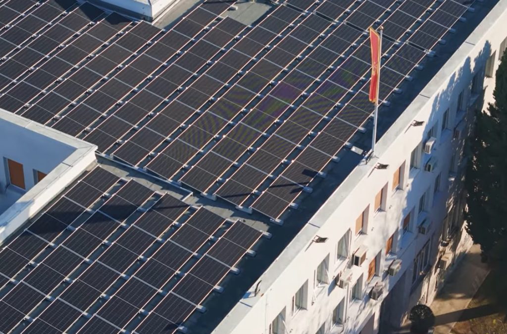 Солнечная электростанция на крыше парламента Черногории