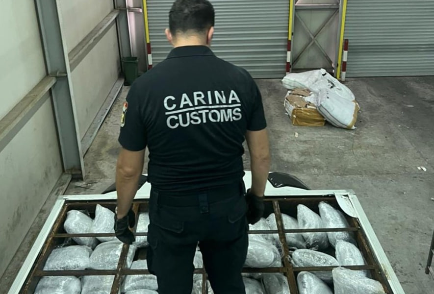 Пограничник и конфискованная марихуана