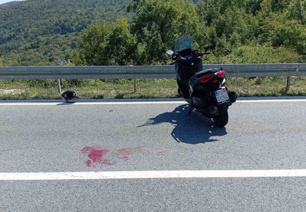 Мотоцикл на дороге с кровью