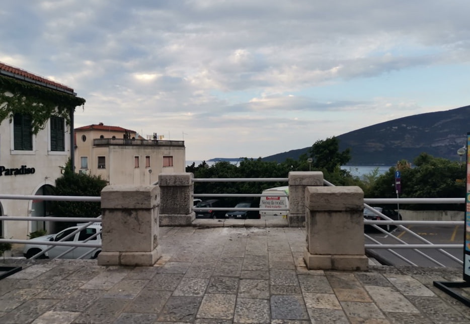 Место в Херцег-Нови, где ранее был памятник Нюне