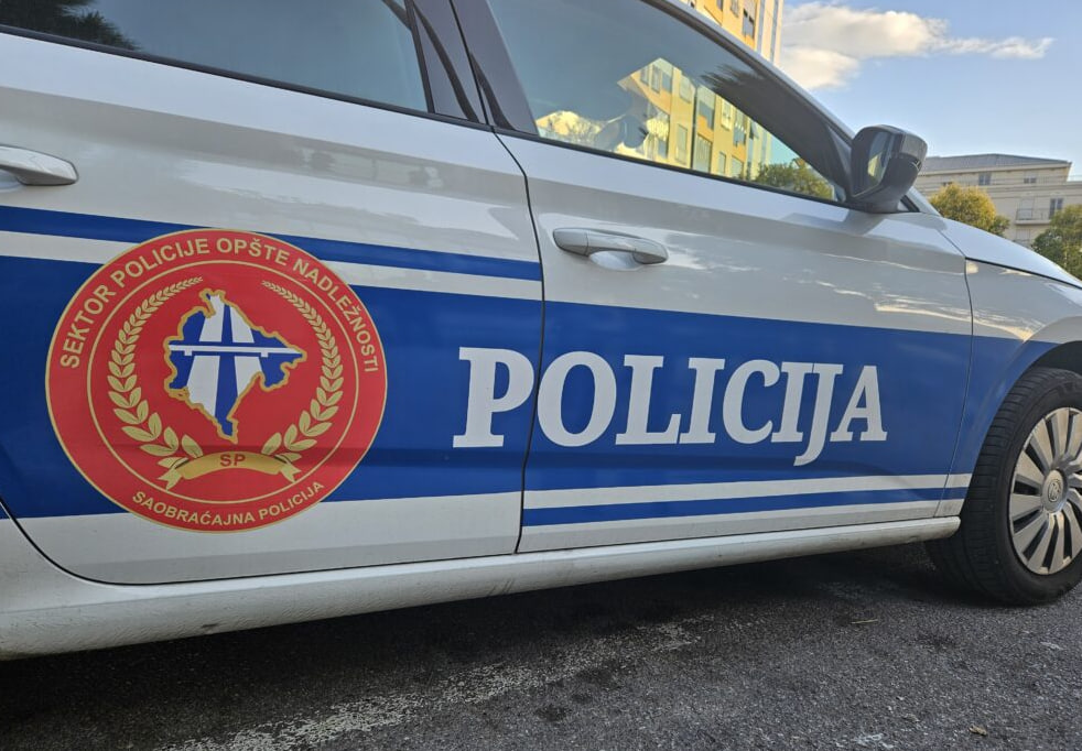 Автомобиль полиции Черногории