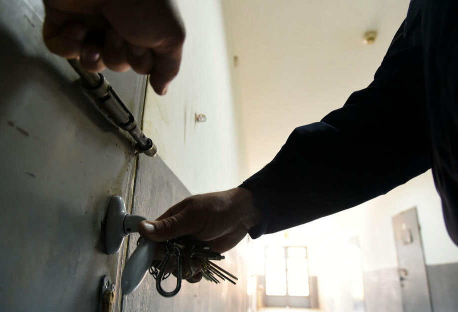 Закрытие двери спецприемника