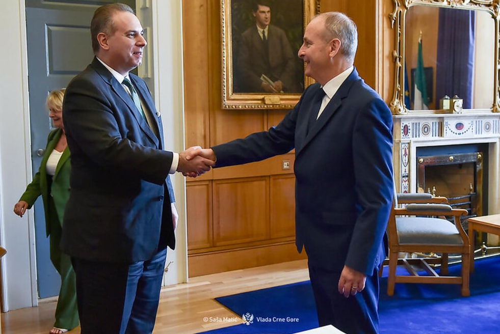 Рукопожатие вице-премьера Черногории по внешним и европейским вопросам Филипа Ивановича с премьер-министром Ирландии Михаэлем Мартином