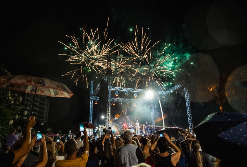 Фейерверк на празднике Петровацкая ночь в Черногории