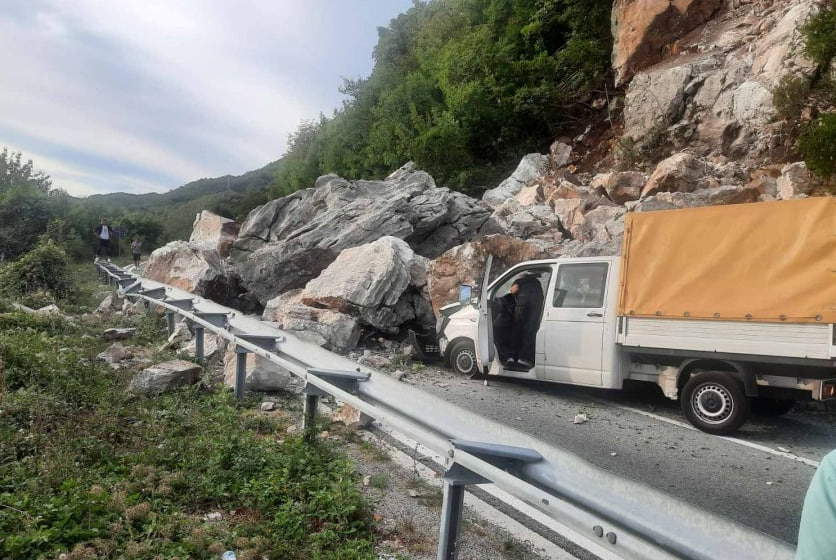Обвал скальной породы на дороге Цетине - Будва