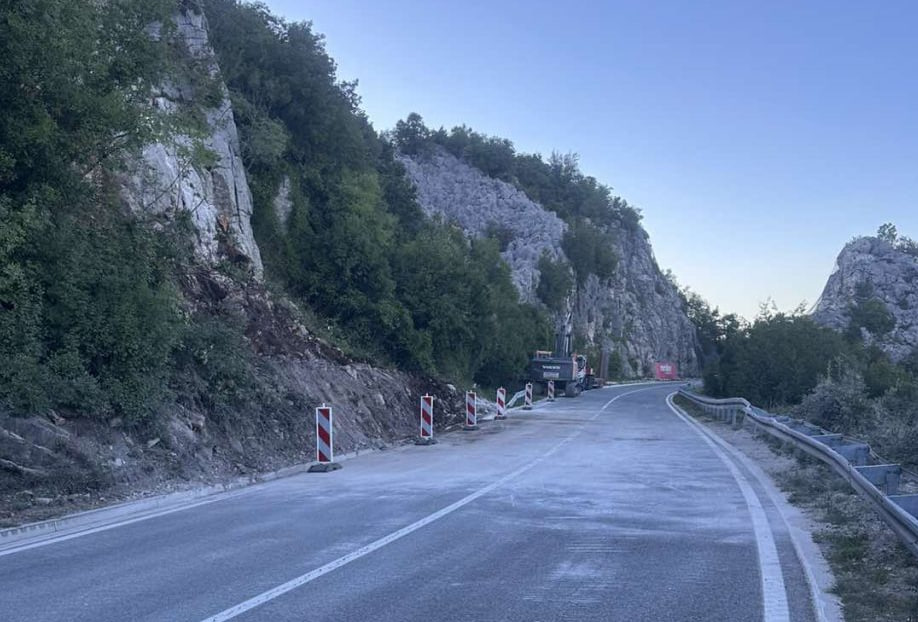 Дорога Цетине - Будва после уборки оползня