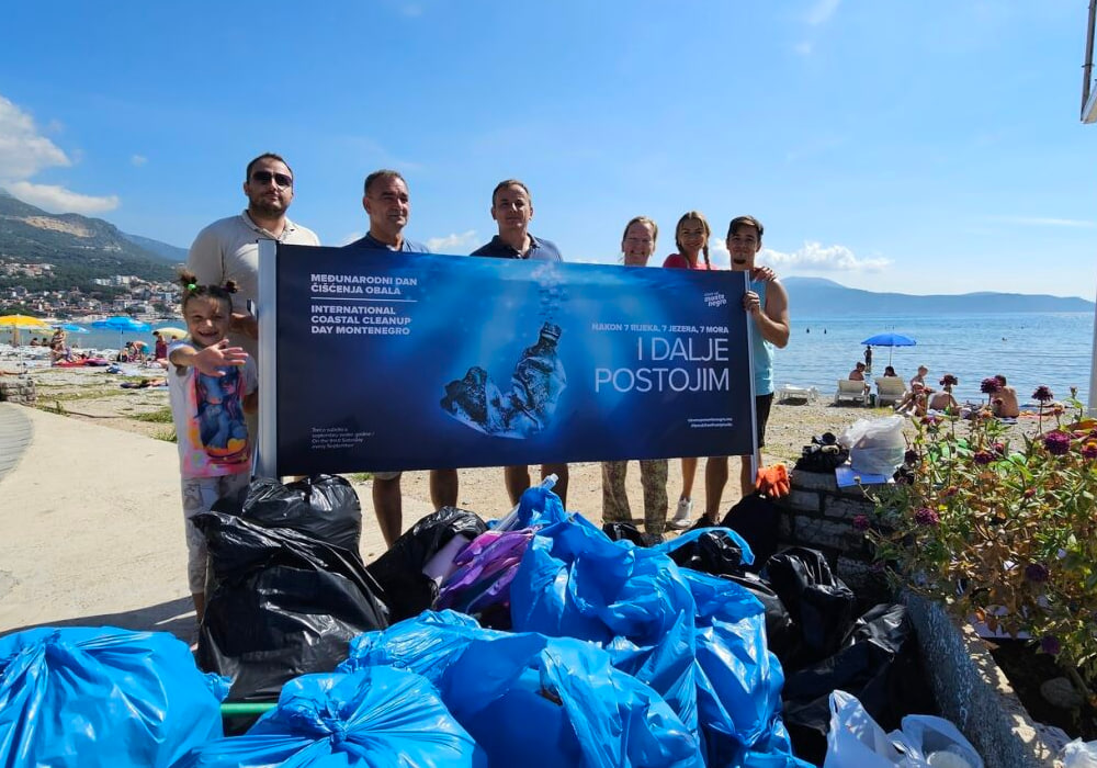 Активисты убирающие побережье Черногории