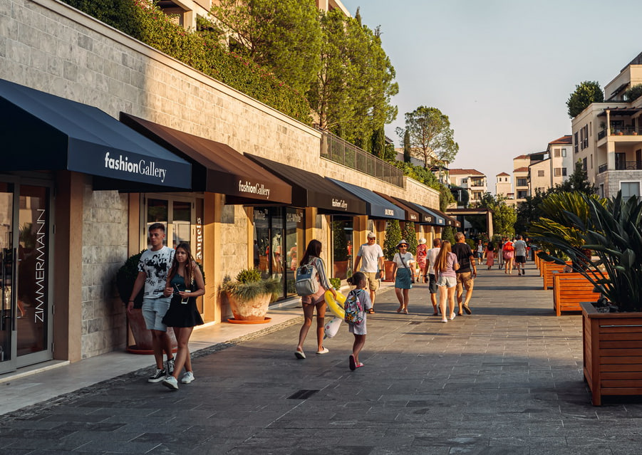 Туристы в Porto Montenegro