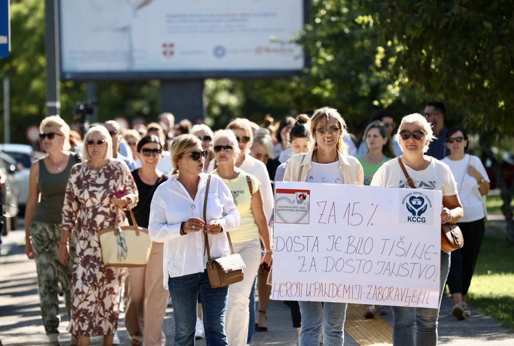 Сотрудники Клинического центра Черногории на протесте в Подгорице