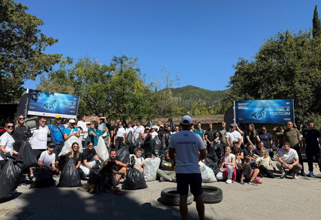 Добровольцы собирающие мусор в Тивате