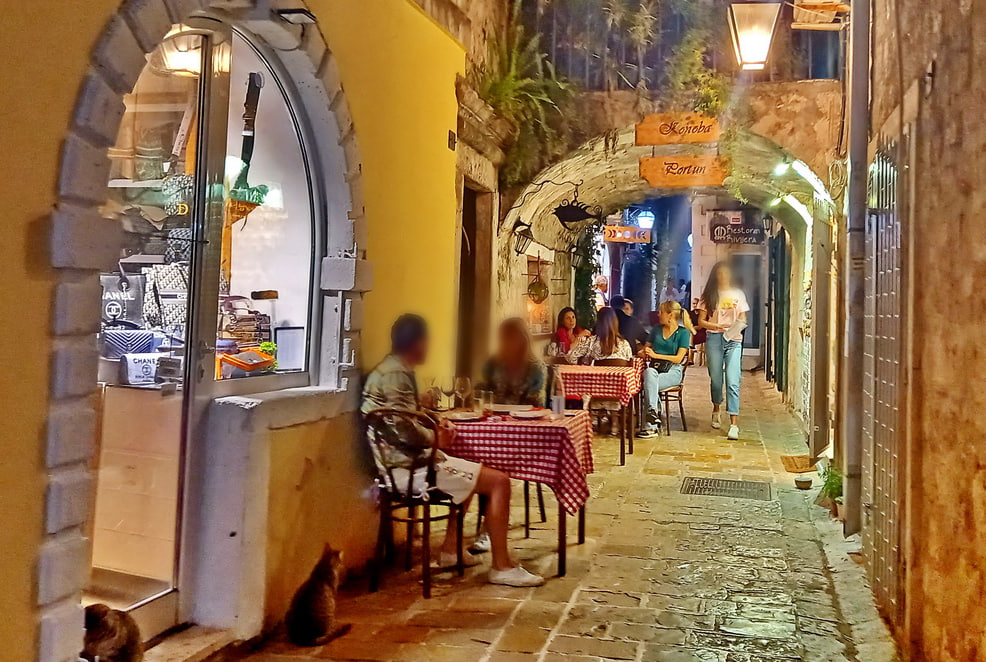 Небольшой магазин в Старом городе Будвы