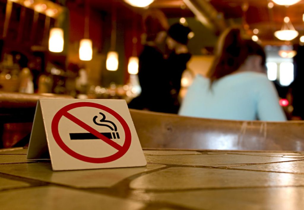 Табличка курение запрещено