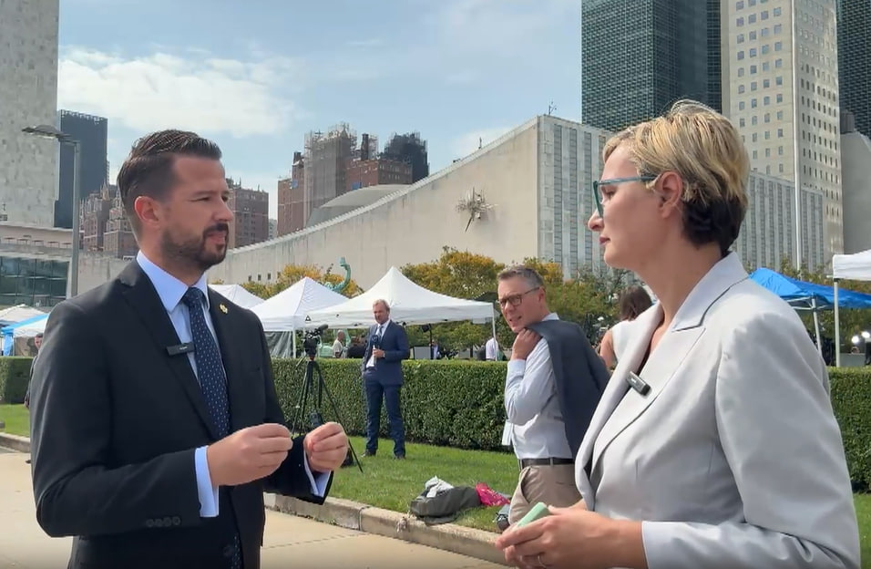 Президент Черногории Яков Милатович отвечает на вопросы журналиста