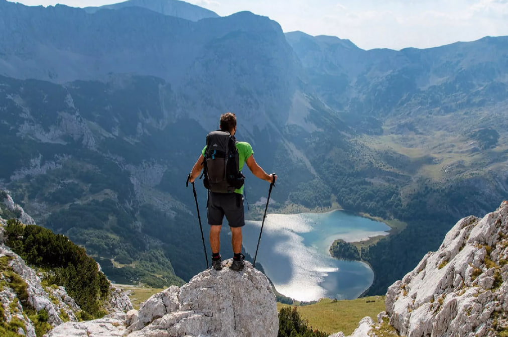 Турист в горах Черногории