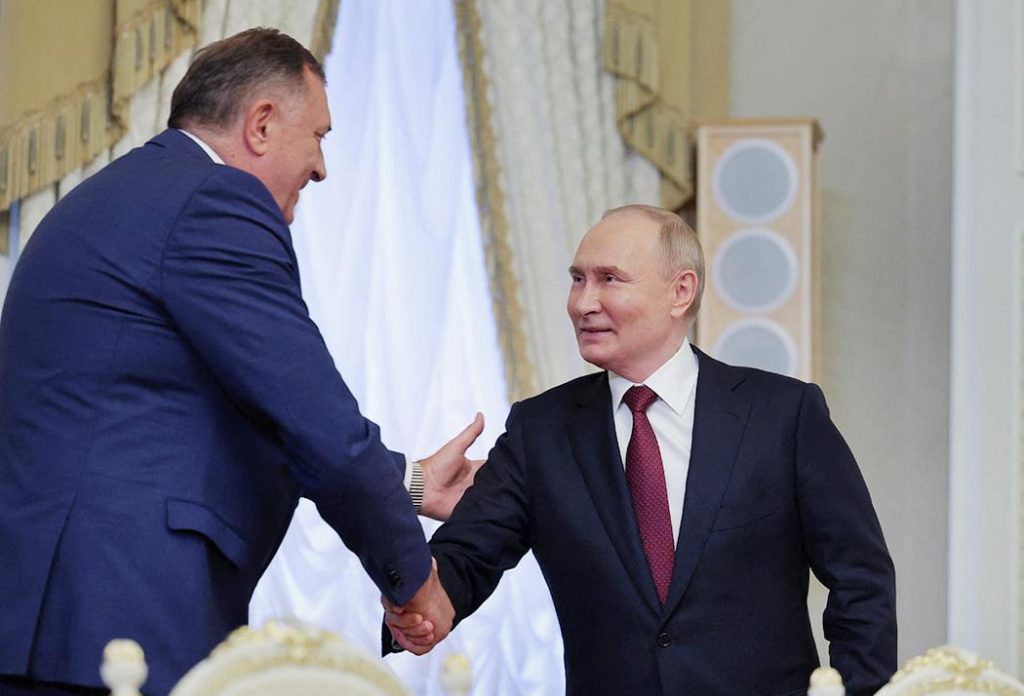 Рукопожатие лидера Республики Сербской Милорада Додика и президента РФ Владимира Путина