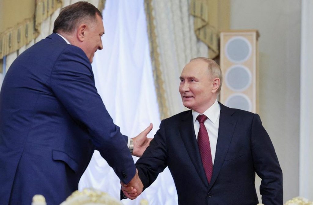 Рукопожатие Додика с Путиным