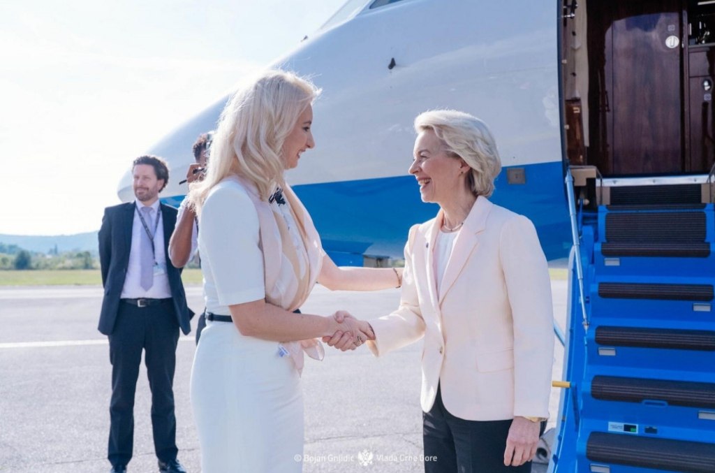 Урсула фон дер Ляйен в аэропорту Черногории