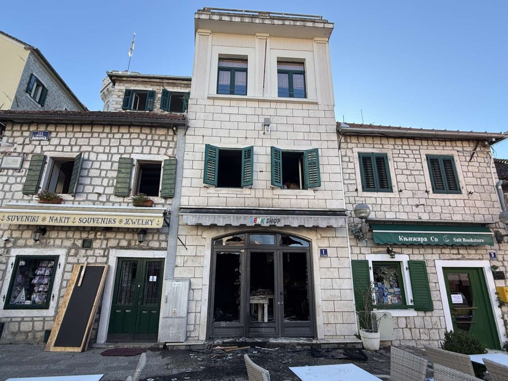 Сгоревший магазин в Херцег-Нови
