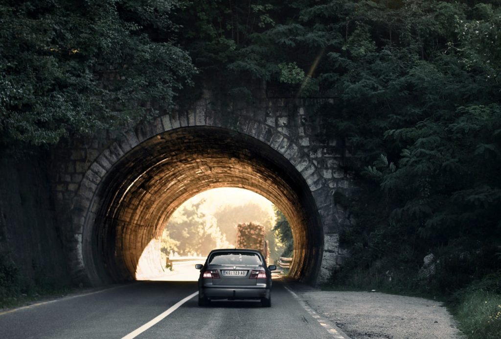 Автомобиль въезжает в туннель