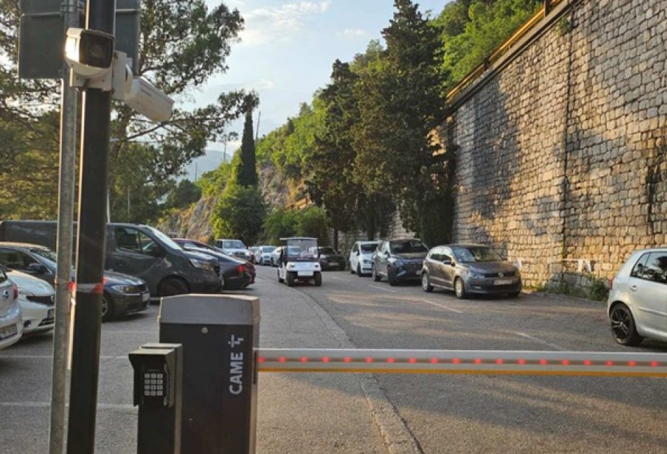 Шлагбаум на въезде в Пераст