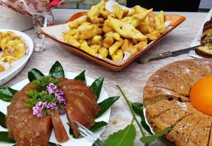 Различные угощенья на столе