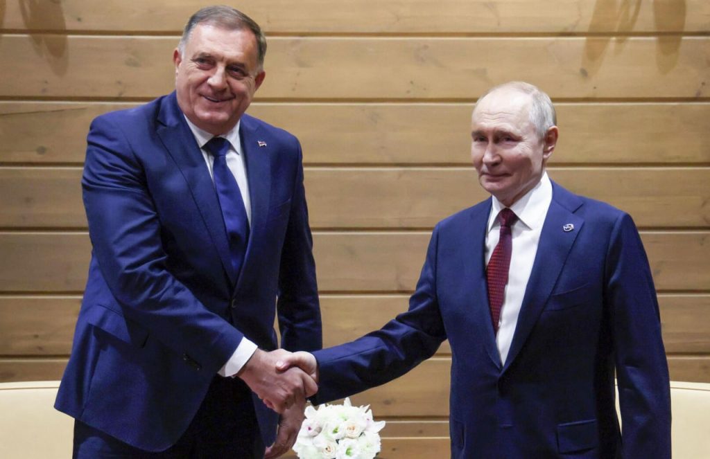 Рукопожатие Милорада Додика и Владимира Путина