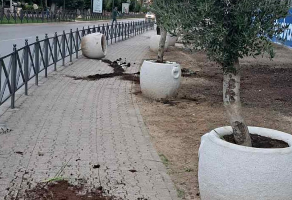 Поврежденный уличный вазон в Будве