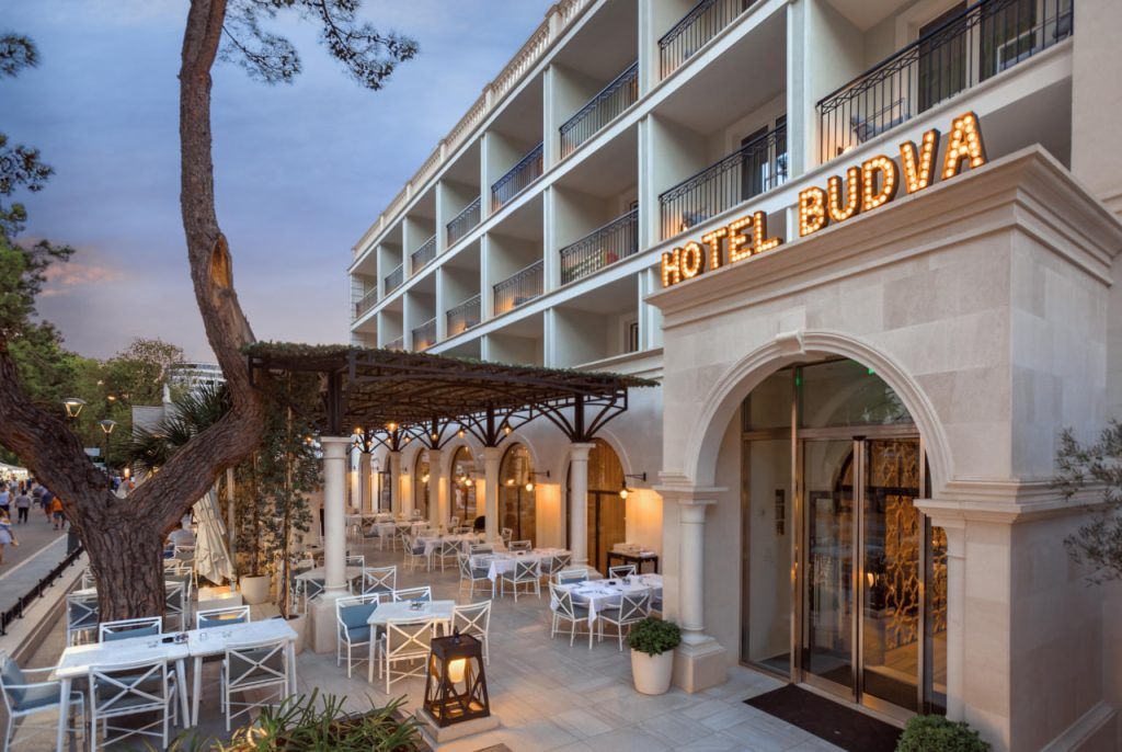 Вход в отель Budva